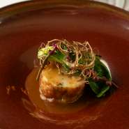 魚の旨みが凝縮された、スープ・ド・ポワゾン（スープ）を使った逸品です。近海の海を満喫できるような幸せを感じる一皿。（コース料理一例）