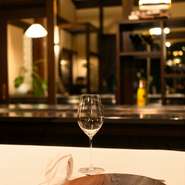 世界各国のワインや秋田の日本酒、地ビールなど、アルコール類はもちろん、搾りたてのフレッシュジュースや、オリジナルノンアルコールカクテルも豊富に用意されています。誰もが心から寛げる素敵なお店です。