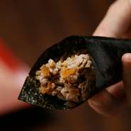 和牛の旨味と甘みを生かし卵のソースそしてアクセントに
奈良漬けの食感を合わせた一品。凝縮された旨味と豊かな香りの有明海苔に
巻いてお召し上がりください。
