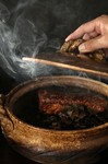 「黒毛和牛京都肉」を、ほうじ茶で瞬間燻製に。ほうじ茶の芳ばしい香りと肉の香りが一段と食欲をそそります。やわらかな肉の旨みを存分に味わえる一皿です。
