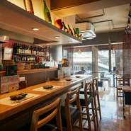 L字型のカウンター席とテーブル席で構成された店内は全22席。気さくな雰囲気のため、デートで利用される方も多いとか。気軽に日常使いできる一軒です。