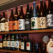 1人飲みにも最適なお店。焼酎はロック向きなものから、水割りやソーダ割り向きなものまで70種類以上をラインナップ。好みに合わせた提案も可能です。毎日約10種類のおすすめ日本酒も用意しています。