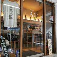 歓送迎会など、友人との楽しいひとときにもぴったりなお店。席同士を繋げて最大12名グループ利用や、貸し切りの相談も可能です。予算等のリクエストにも応じてくれるので、まずは店舗まで相談を。