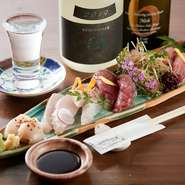 その日おすすめの旬の鮮魚を一度に楽しむ盛り合わせ。シンプルに鮮度を活かしたものから、熟成させたものまで。1つひとつの魚に合わせた旨みの引き出し方を大切にしています。