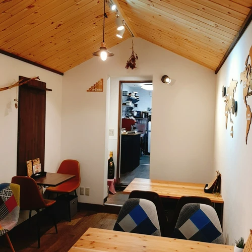 三角屋根ロッジ風の1階席