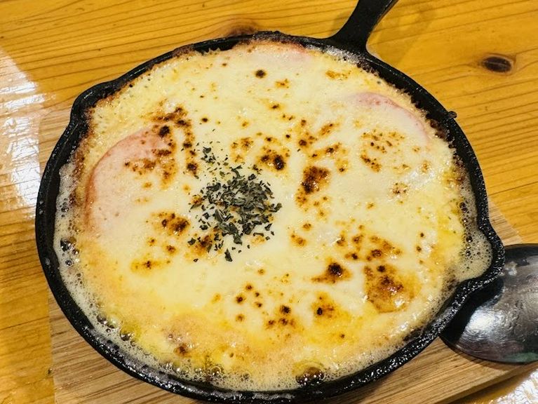 ふんわり山芋と焦がしチーズ、フレッシュトマトが絶妙に重なる『山芋鉄板焼き（チーズトマト入り）』