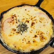 熱々の鉄板でじっくり焼き上げられた山芋に、とろりと溶けたチーズが絡みます。ジューシーなトマトの酸味が程よいアクセント。焦げ目の香ばしさとふわふわ食感が食欲を誘い、思わず箸が止まらなくなる名物料理です。