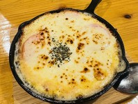 ふんわり山芋と焦がしチーズ、フレッシュトマトが絶妙に重なる『山芋鉄板焼き(チーズトマト入り)』