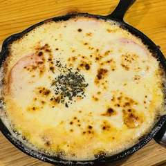 ふんわり山芋と焦がしチーズ、フレッシュトマトが絶妙に重なる『山芋鉄板焼き（チーズトマト入り）』