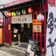 訪れる人に楽しい時間を過ごしてもらえるよう、スタッフは笑みを絶やさずお迎えします。おいしい料理に加えて心地よい雰囲気を大切にし、「また来たい」と自然に思えるお店づくりを心がけています。