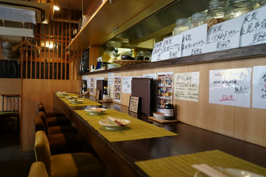 “仕事終わりの一杯”に。お一人様歓迎のカウンター席