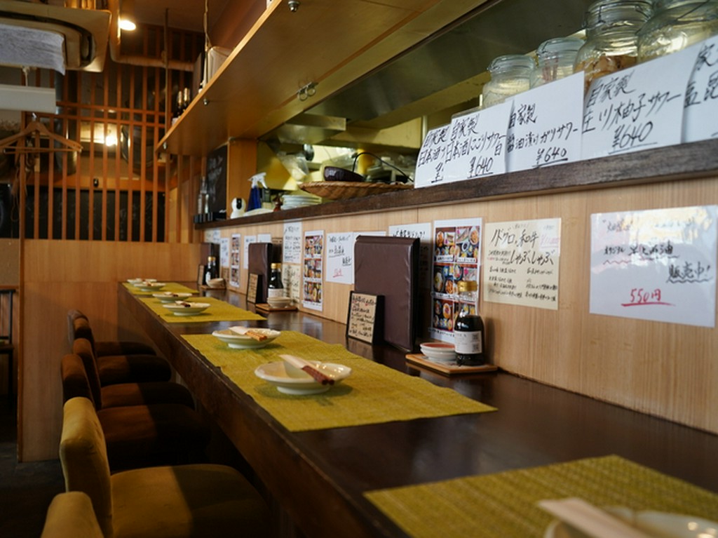 “仕事終わりの一杯”に。お一人様歓迎のカウンター席