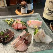 飲み放題付きのコースでは、富山の料理を味わいつつ、生ビール・ハイボール・サワーなど定番のお酒をたっぷりと楽しめます。富山の日本酒も加わった、飲み放題メニューへのグレードアップも可能です。