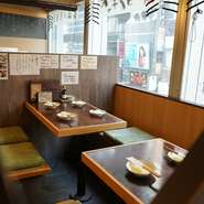 総席数、全36席のくつろぎ空間。昔ながらの居酒屋を思わせるアットホームな店内は、初めての来店時にも気兼ねなく、お酒や料理を楽しめそうです。