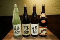 日本酒はグラス100mlの価格。徳利の場合はグラス料金×3となります。
