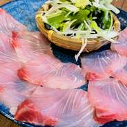 おいしさだけでなく、飲食店のとしての楽しさも大切に考える津田氏。昔ながらの居酒屋を思わせる、アットホームな雰囲気のなか、ゲストが楽しく富山の料理を楽しめるお店づくりを心掛けています。