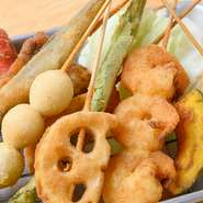 1本単位でオーダーできる自慢の『串揚げ』は、肉・魚介・野菜・甘味など全50種前後がそろいます。サクッと軽い食感で、何本でもいただけそう。思わずお酒が進みます。