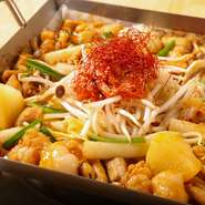 『串揚げ』をはじめとしたグランドメニューに加えて、旬の食材を使用した限定メニューも楽しめます。その日のオススメは黒板を要チェック。訪れるたびに新しい発見がありそうです。