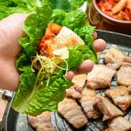 厚めにスライスした国産豚バラ肉をサンチュやキムチと一緒にいただく一品。専用の鉄板で焼き上げることで余分な脂が落ち、ヘルシーなところも魅力。自家製サムジャンが旨みをいっそう引き立てます。