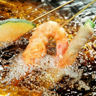 席についたら即オーダー！不動の人気メニュー『串揚げ』