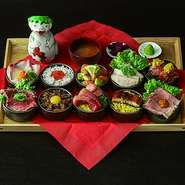 話題の「おちょこ丼ランチ」が新バージョンで登場★海鮮の王道ネタに加え、肉系おちょこ丼も新たにラインナップ。ひと口ごとに違う美味しさが広がる、贅沢なランチタイムをぜひ♪

