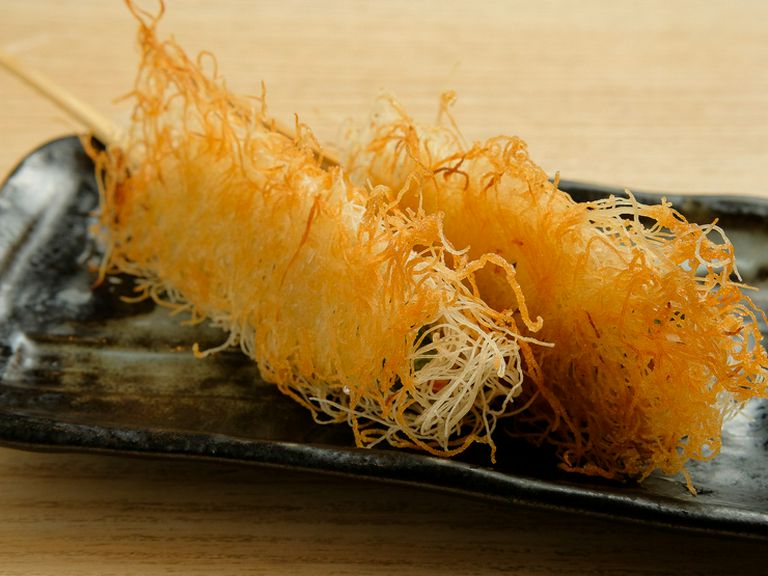 こだわりの蟹を串で味わう『ズワイ蟹のカダイフ巻』