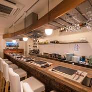 2017年の創業以来、長堀橋・心斎橋エリアでファンを増やす店。木の風合いが心地いい上質空間で、独自の『創作天ぷら』をコース仕立てで披露。物語性に富むコース構成も楽しく、ワクワク感が最後の一皿まで続きます。