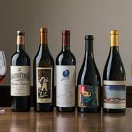 旬食材と天ぷらに綺麗に寄り添うお酒を店主が厳選。なかでもワインと日本酒が充実し、銘柄を順次入れ替えているので、新しい味わいとの出合いがたくさん。ペアリングの提案も行っています。詳細は店舗でご案内。