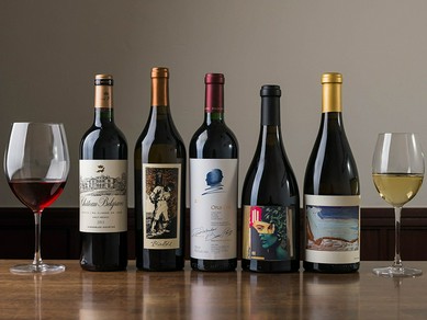 自慢の創作天ぷらや季節の皿に合う、ワインや日本酒が充実