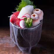 いつもとは違うグルメデートを楽しみたいときに理想的な場。一品ごとのおいしさはもとより、プレゼンテーションの趣向もサプライズ感に満ちるもの。初めて訪れても自然体で憩える、優しい空気感も魅力です。