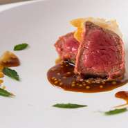 コース後半、天ぷらの最後を飾るタネは贅沢な牛ヘレ肉。奥深い旨みとさっぱりした味を兼ね備えた上質肉を吟味し、絶妙な揚げ技で調理。サクサク軽やかな衣と、しっとりおいしい肉の食感のコントラストも絶品です！