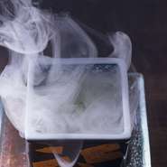 季節の炊き合わせなどを提供。プレゼンテーションの趣向も好評。