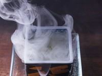 季節の炊き合わせなどを提供。プレゼンテーションの趣向も好評。