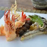 天ぷらの可能性を信じて、おいしさを探求し続ける店主が『創作天ぷら』を提供。新しい美味に出合えます！
