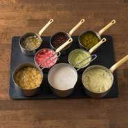 創作天ぷらに合わせるのは、イタリアンの技と趣向で仕上げる独創的なソース。常時10種類以上が揃います。
