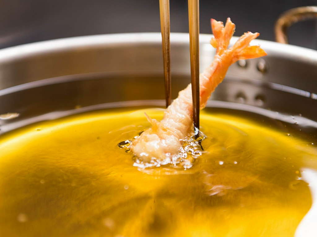 ライブ感に富む1階カウンター席がオススメ