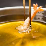 調理の臨場感が伝わるカウンター席は店主が料理の説明やお酒とのペアリングも提案。一番人気のお席です。
