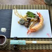 料理に寄り添う器の一部、徳利やお猪口は、陶芸家である店主の父親が手がけたもの。その趣向も好評です。