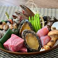 季節の野菜、旬魚介、旨い肉を揃えるのはもとより、店主が市場で品質や状態を確認したものだけを仕入れています。天ぷらの揚げ油には上質な綿実油を使っており、ヘルシーさに加え、衣がさっくり綺麗な黄金色に。