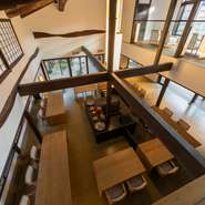 豪商・堀内家の旧邸宅を現代的なくつろぎ空間として再設計。大広間は、ゆっくりと食事を楽しめるダイニングへと生まれ変わりました。ゲストを優しく見守る器たちも、歴代当主が受け継いできた貴重な作品とのこと。