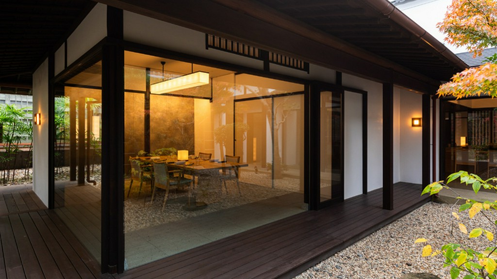 庭園を優雅に望む、くつろぎの個室。大切な日の利用もオススメ