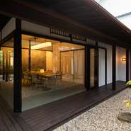 敷地内にはプライベートな個室空間を完備。「旧堀内邸」の面影を残す庭園を眺めつつ、優雅に食事を楽しめます。個室は通常時、最大6名まで利用可能なため、大切な日・特別な日での利用もオススメです。