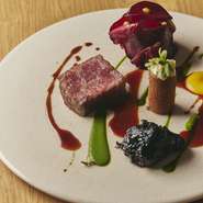 なるべくストレスを与えずに育てられた牛のイチボ、頬肉の赤ワイン煮、テールのクロメスキと共にお肉に見立てたビーツのタルタルを食べていただく一皿です。