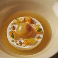 地元の柑橘をふんだんに使ったパルフェグラスに、料理人が修業時代も使用していたシャルトリューズリキュールのシャーベットを詰めて。上にはラムネ、旬の柑橘のピューレ。柑橘の酸味、苦味、甘味を楽しむ一皿です。