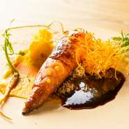 シェフが大切にしている料理の一つ。肉のソーセージと同じ工程でつくった人参のソーセージ・ピューレ・チップ・ピクルスと、いろいろな人参を野菜の皮などの端材でつくったソースで賞味いただく一皿です。