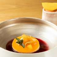 コースのフィナーレを飾るデザートもまた、洋菓子づくりも経験してきた料理人による、こだわりの逸品です。写真は旬の柑橘を使った一品。柑橘の名産地としても知られる、瀬戸田らしい一皿です。