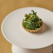 ハーブのタルト。セルフィーユ、イタリアンパセリ、ディル、フェンネルなど、10種類のハーブのサラダとピューレがのったタルト。挨拶代わりの一皿です。