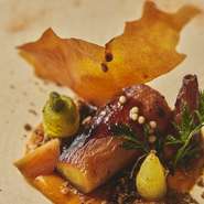 お肉のソーセージと同じ工程で作る人参のソーセージ、ピューレ、チップ、ピクルスなどいろんな人参を、野菜クズや皮でつくったソースでいただいていただく一皿です。