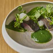 緑野菜、小松菜、菜の花、ほうれん草と地元のサワラを、菜の花と蕗の薹のソースの苦味、発酵レモンの泡の酸味でたべていただく一皿です。