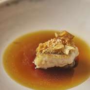 神経締めで有名な漁師・藤本さんの甘鯛を使った一皿です。魚の骨や小魚でとった魚のスープを卵白で済まし作ったコンソメで、藤本さんの甘鯛を食べていただきます。シンプルに海を感じていただく料理です。